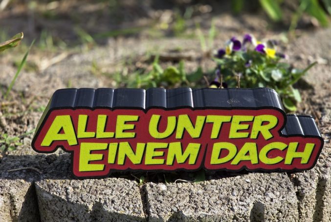Lightbox mit dem Schriftzug "Alle unter einem Dach"